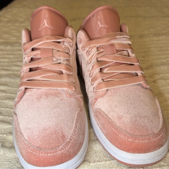 NEW- Air Jordan 1 Low SE Pink Velvet - Picture 7 of 11